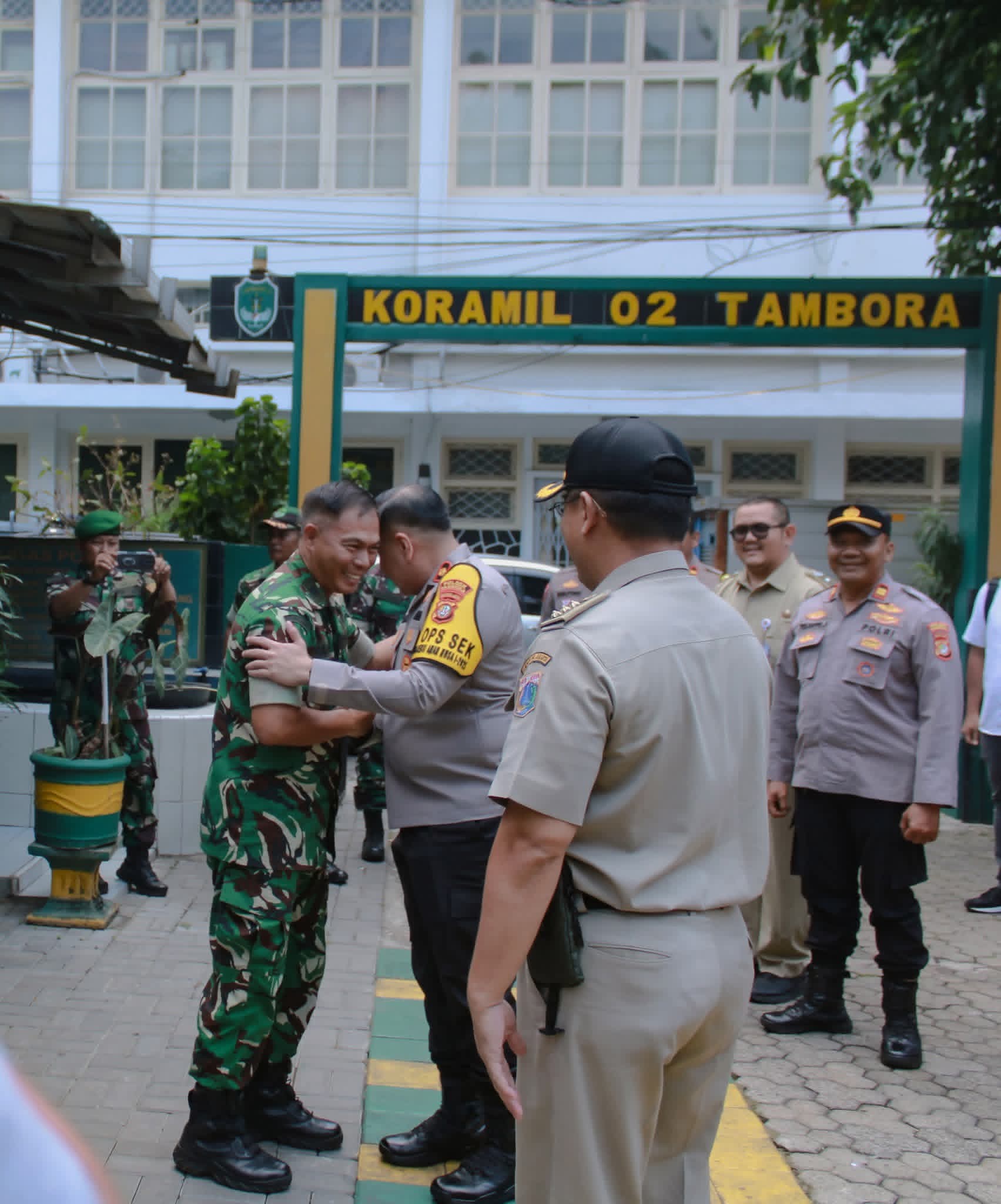 Dalam Rangka Memperingati HUT TNI Ke 80, Kapolsek Dan Danramil 02 Bersinergi Serta Tunjukan Indahnya Kebersamaan