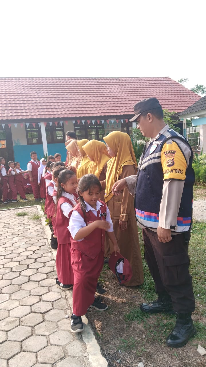 Jajaran Polsek Penukal Abab Menjadi Pembina Upacara di Sekolah-sekolah Wilayah Hukumnya