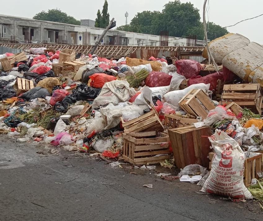 Merasa Dibekingi Dinas Unit Pasar Kranji Baru Cuek Soal Tumpukan Sampah  