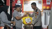 Polres Blitar Berikan Sarana Kontak Berupa Handy Talky Pada Pos Siskamling