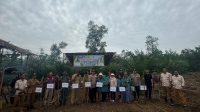 Dukung Program Ketahanan Pangan, Polsek Penukal Utara Hadir Penanaman Jagung di Desa Tambak