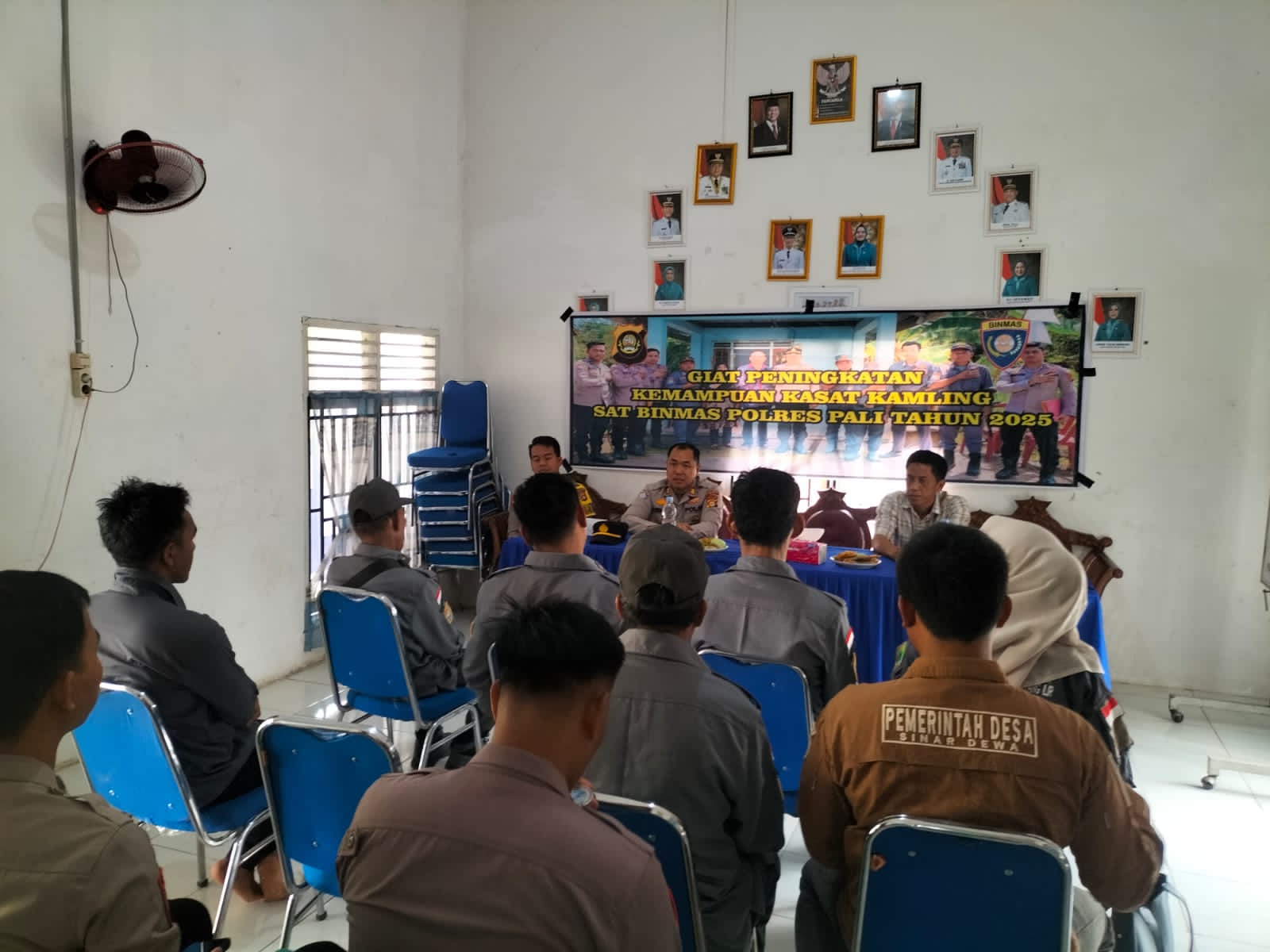 Tingkatkan Kapasitas Kasatkamling di Desa Sinar Dewa, Kasat Binmas Polres PALI Gelar Sosialisasi 