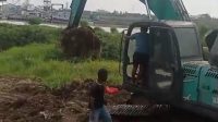 Proyek Galian Normalisasi Kali CBL di Muara Bakti Terbengkalai