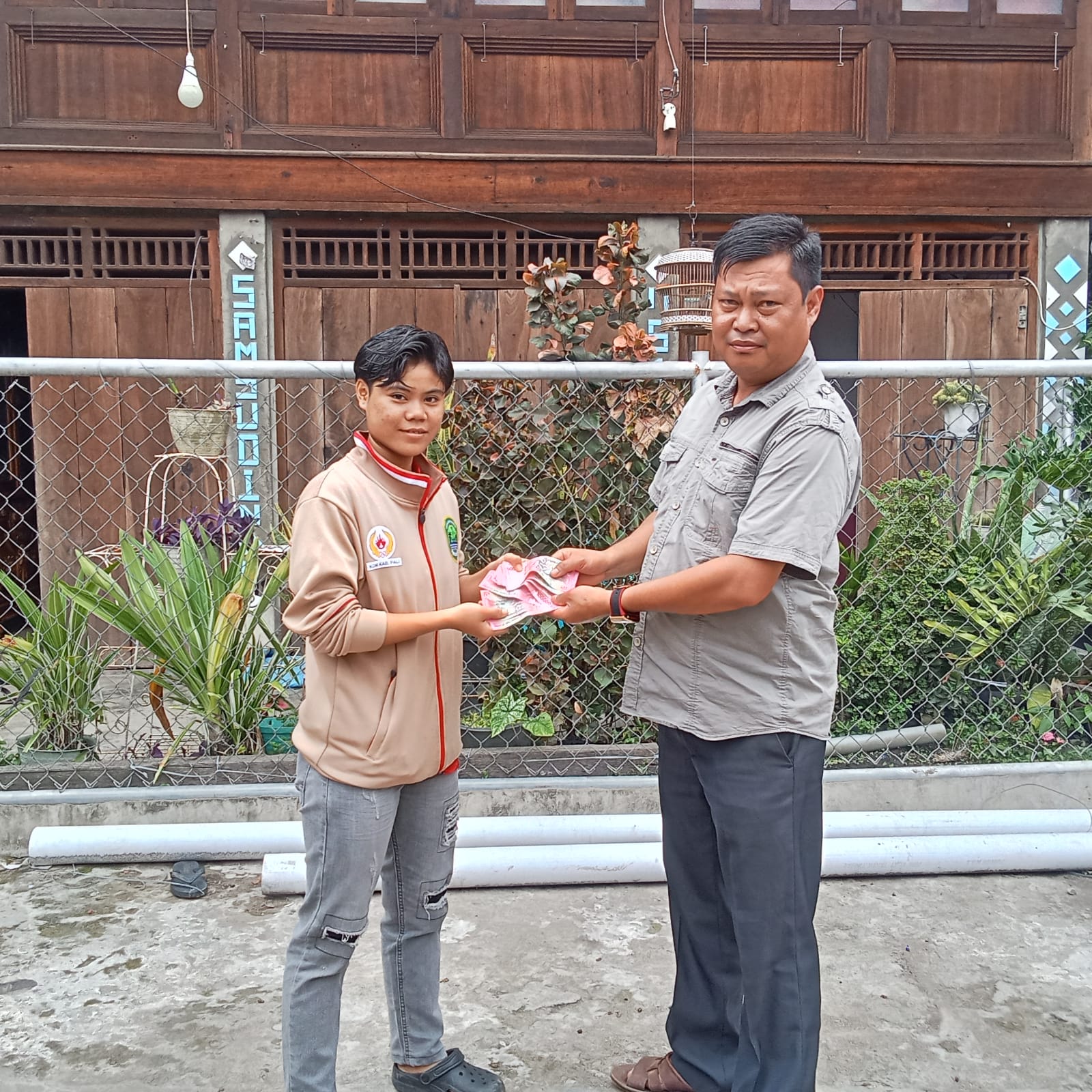 Berhasil Harumkan Nama Baik Kabupaten PALI, Lilis Suryani Mendapat Reward Dari Kepala Desa Tempirai