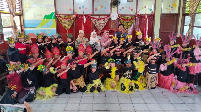 SDN Palumbonsari 2 Karawang Timur Mengadakan Acara “Merajut Harmoni dengan Tarian Budaya Nusantara Indonesia”