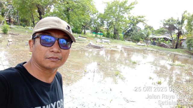 Akibat Curah Hujan Yang Tinggi, Pemakaman Umum di Desa Setialaksana Terendam Air
