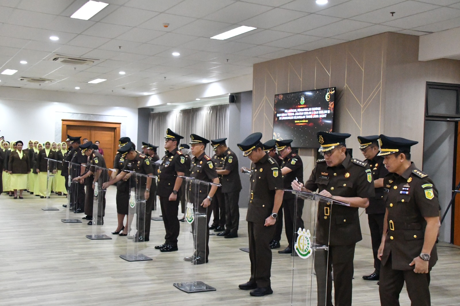 KAJATI JABAR LANTIK 25 PEJABAT BARU DI WILAYAH KEJAKSAAN TINGGI JAWA BARAT