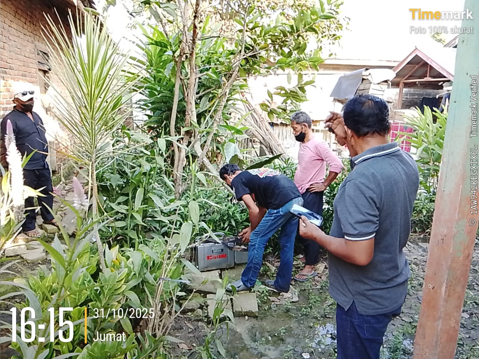 Warga Sukamulya Laksanakan Giat Poging, Antisipasi Wabah Demam Berdarah 1 Keterangan foto: Khawatir dengan Maraknya Wabah penyakit Demam Berdarah (DBD) di Wilayah Desa Sukamulya menggerakkan sejumlah tokoh masyarakat setempat bersama Tim Salam Perubahan Jilid 2, mencegah penyebaran dengan melakukan Poging, Jumat (31/10/2025).