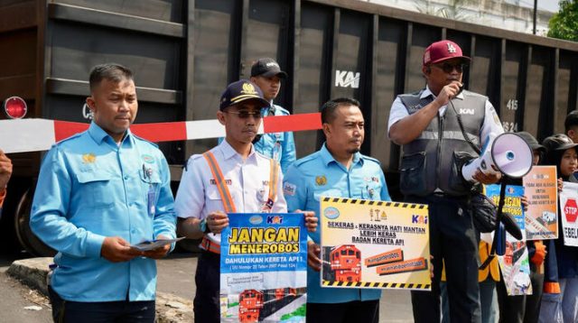 Sekilas Info Sepeda Motor Menemper Lokomotif