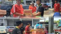 Kades Sukaraya Salurkan Bantuan Mie Instan ke Warga Sukaraya yang Terdampak Banjir