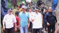 Wabup Romli Turun Langsung Gotong Royong Perbaiki Jalan di Abung Tengah
