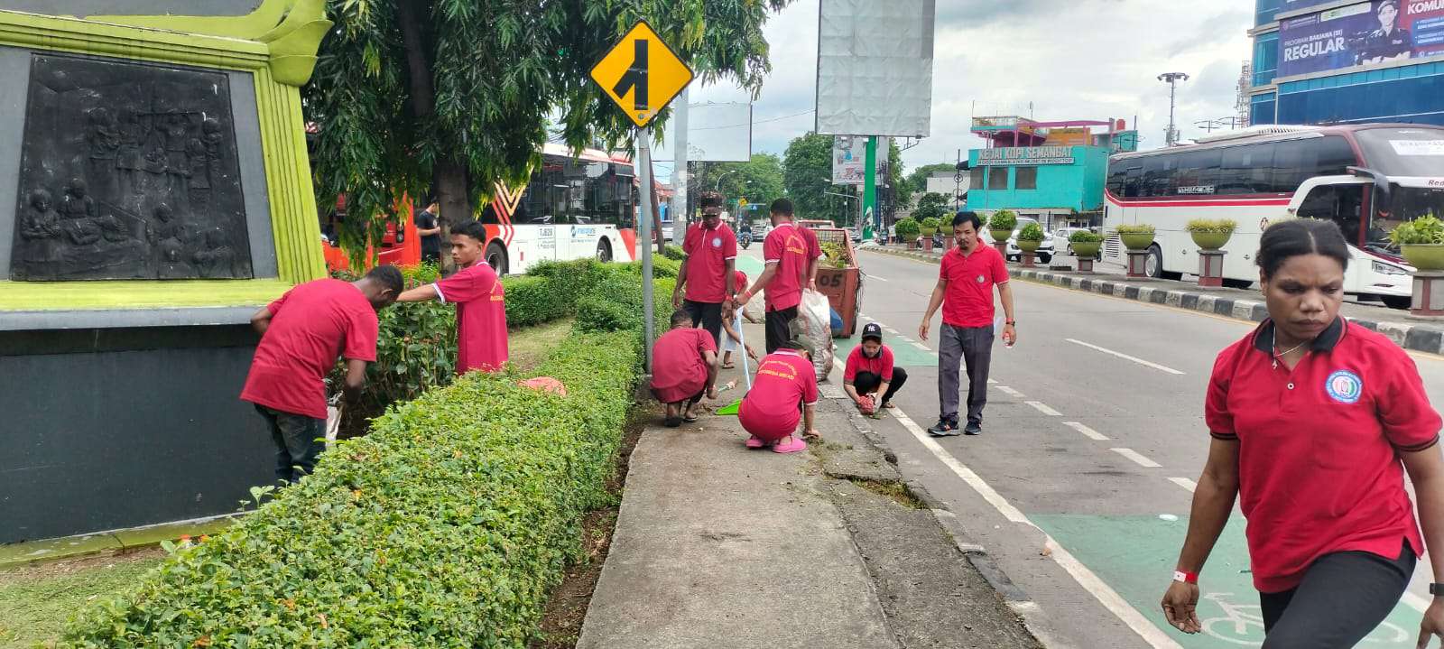 Taman Cut Mutia: Panggung Kolaborasi! PGLII dan Ratusan Relawan Wujudkan Mimpi Bekasi Bersih!