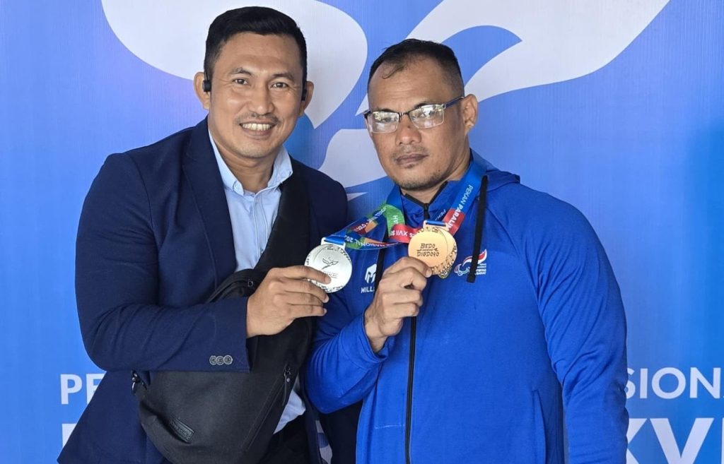 Kurniawan Atlet Angkat Berat Kalungkan 2 Medali Sekaligus di Peparnas Solo