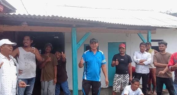 Tim Relawan RT Adul Rehab Rumah Tidak Layak Huni di Kampung  Cibenda