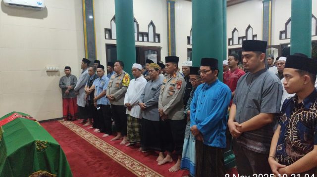 Polsek Cakung Bersama Warga Mengiringi Pemakaman Korban Penembakan Secara Khidmat
