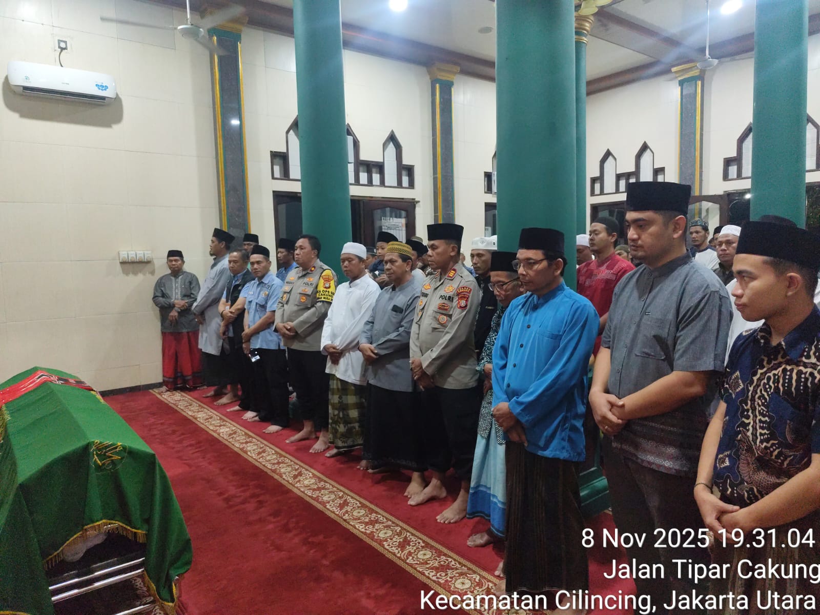 Polsek Cakung Bersama Warga Mengiringi Pemakaman Korban Penembakan Secara Khidmat