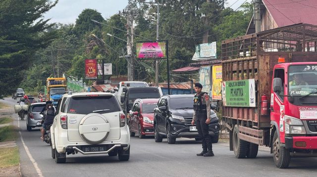 Sat Samapta Polres PALI Lakukan Pengaturan di SPBU Beracung untuk Atasi Kemacetan Akibat Antrian BBM