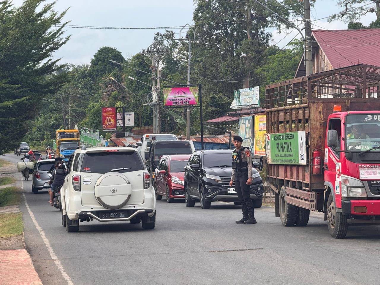 Sat Samapta Polres PALI Lakukan Pengaturan di SPBU Beracung untuk Atasi Kemacetan Akibat Antrian BBM