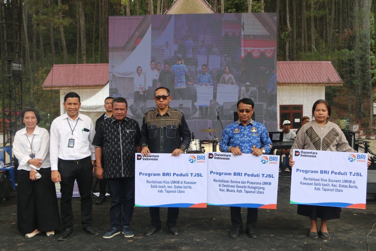 Bupati Taput Hadiri Mini Pesparawi Salib Kasih: Harmoni Iman, Budaya, dan Pariwisata Jadi Satu