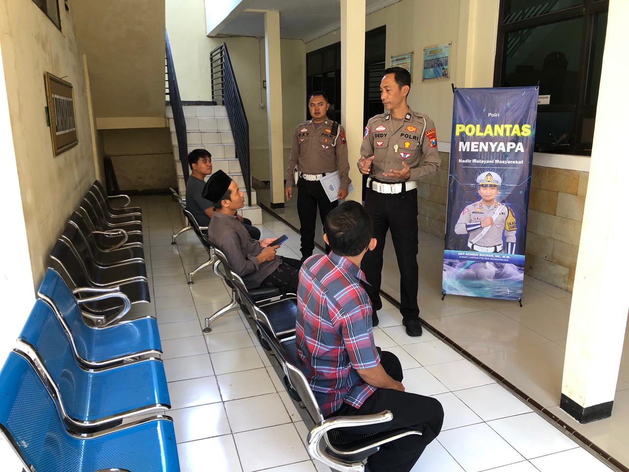 Polantas Menyapa, Petugas Layani Masyarakat Dengan Humanis Saat Urus Surat Kendaraan