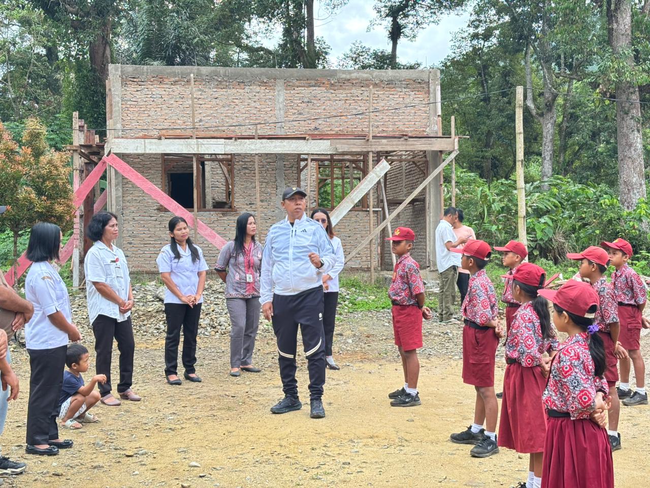 Perkuat Pendidikan di Daerah Terpencil, Bupati Taput Tinjau Revitalisasi SDN 177931 Tumus