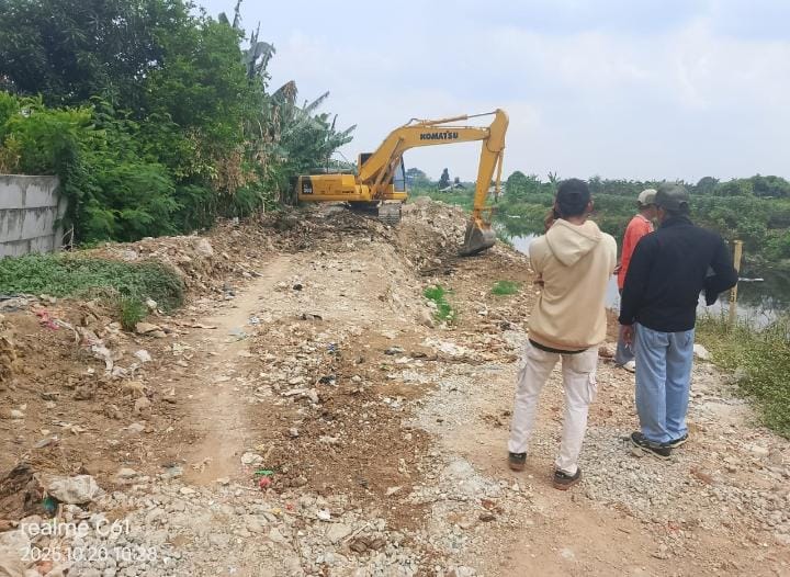 Satpol PP Kabupaten Bekasi : Pembongkaran Pagar disisi Sungai Kampung Pulo Timaha, Babelan Sebagai Tidak Lanjut Atas Laporan Warga