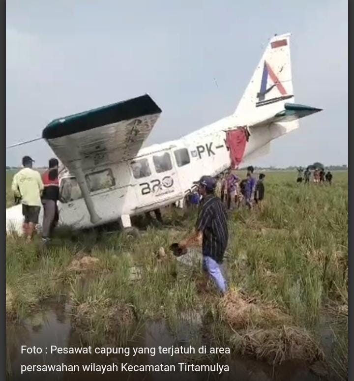 Pesawat Capung Jatuh di Area Persawahan Tirtamulya Karawang, Warga Sempat Panik