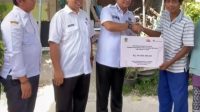 Wabup Bekasi dr. Asep Surya Atmaja Serahkan Bantuan Pembangunan Rumah Bagi Korban Kebakaran di Desa Waluya