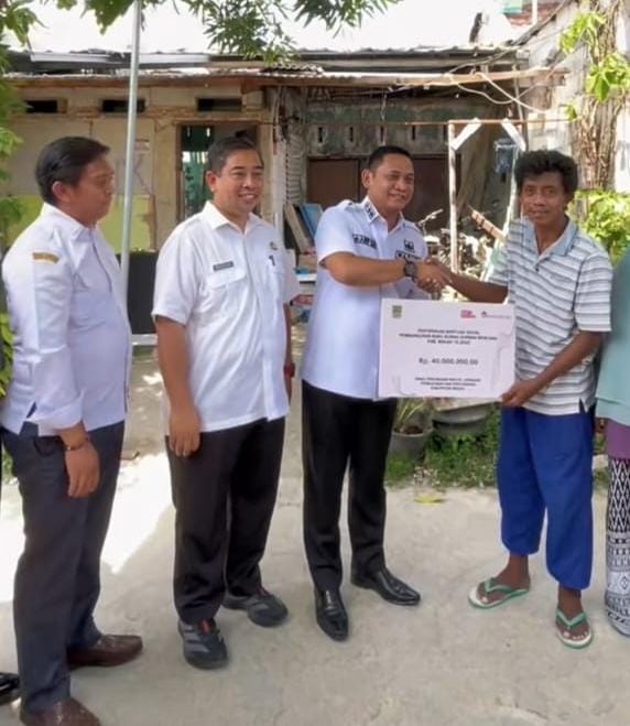 Wabup Bekasi dr. Asep Surya Atmaja Serahkan Bantuan Pembangunan Rumah Bagi Korban Kebakaran di Desa Waluya