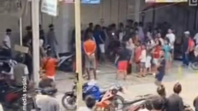 Banjir Bandang di Tapanuli : Bantuan Terlambat Warga Korban Banjir Menjarah Mini Market