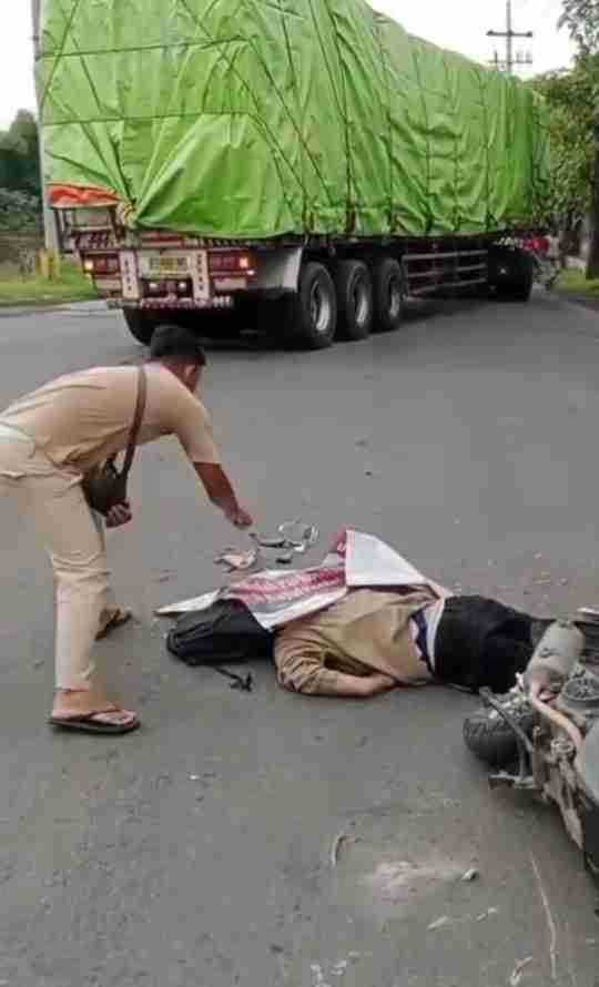 Pengendara Motor Scoopy Terlindas Truck Traeler dan Meninggal di Driyorejo Gresik