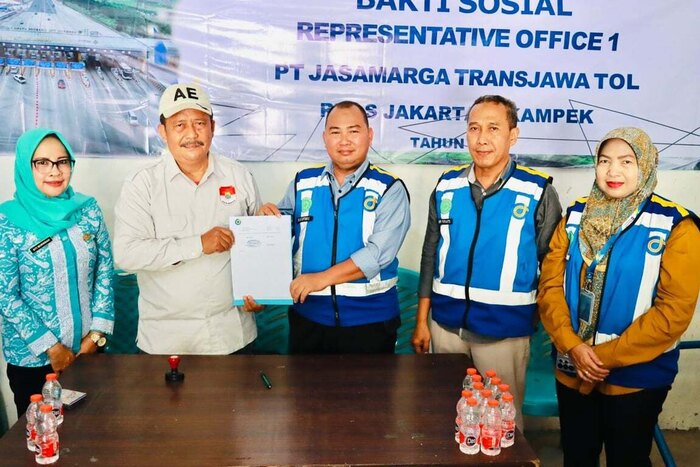 Salurkan Bantuan Sosial Alat Kebersihan Lingkungan, JTT Dukung Kebersihan Berkelanjutan di Bekasi