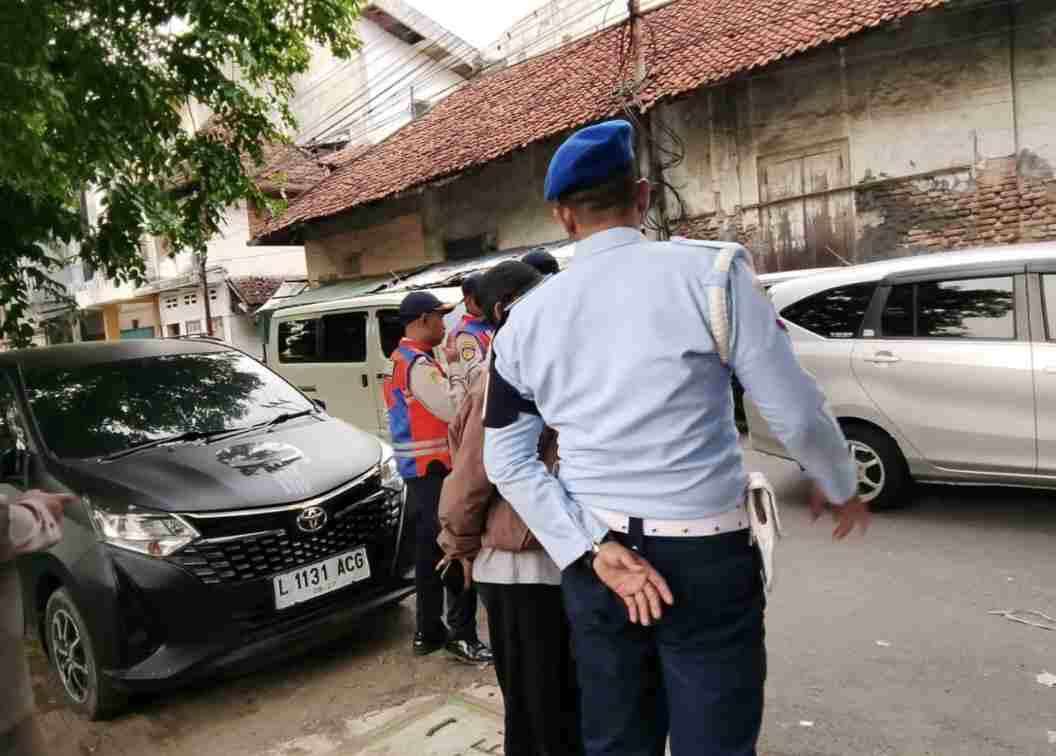 Petugas Dishub diduga Asal Tindak Truck Yang Parkir di Jalan Semut Kali