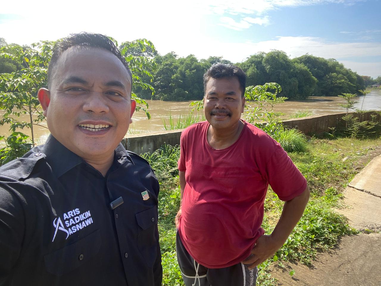 Sekcam Cikarang Timur H. Aris Sadikin Tinjau Kondisi Sungai Cibeet dan Kali Citarum 1 Keterangan foto: Keterangan foto: Sekcam Cikarang Timur H. Aris Sadikin Tinjau Kondisi Sungai Cibeet dan Kali Citarum