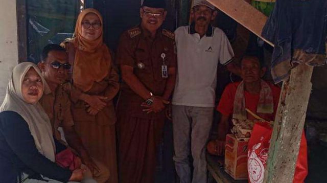 Tersentuh Kondisi Lansia, Plt Camat Karangbahagia Tinjau Langsung Rumah Mada Usai Viral di Media Online