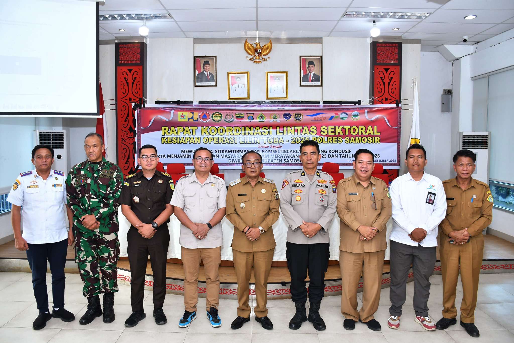 Keterangan foto: Pemerintah Kabupaten Samosir menggelar Rapat Koordinasi Tim Pengendalian Inflasi Daerah (TPID) dan lintas sektoral dalam rangka menyambut Hari Besar Keagamaan Nasional (HBKN) Natal 2025 dan Tahun Baru 2026.Rapat dipimpin Wakil Bupati Samosir Ariston Tua Sidauruk di Aula Kantor Bupati Samosir, 16/12.