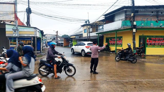 Polri Hadir Berbuat Bermanfaat, Polsek Cikarang Timur Laksanakan Yanmas Pagi dan Gatur Lalin di Sejumlah Titik Rawan