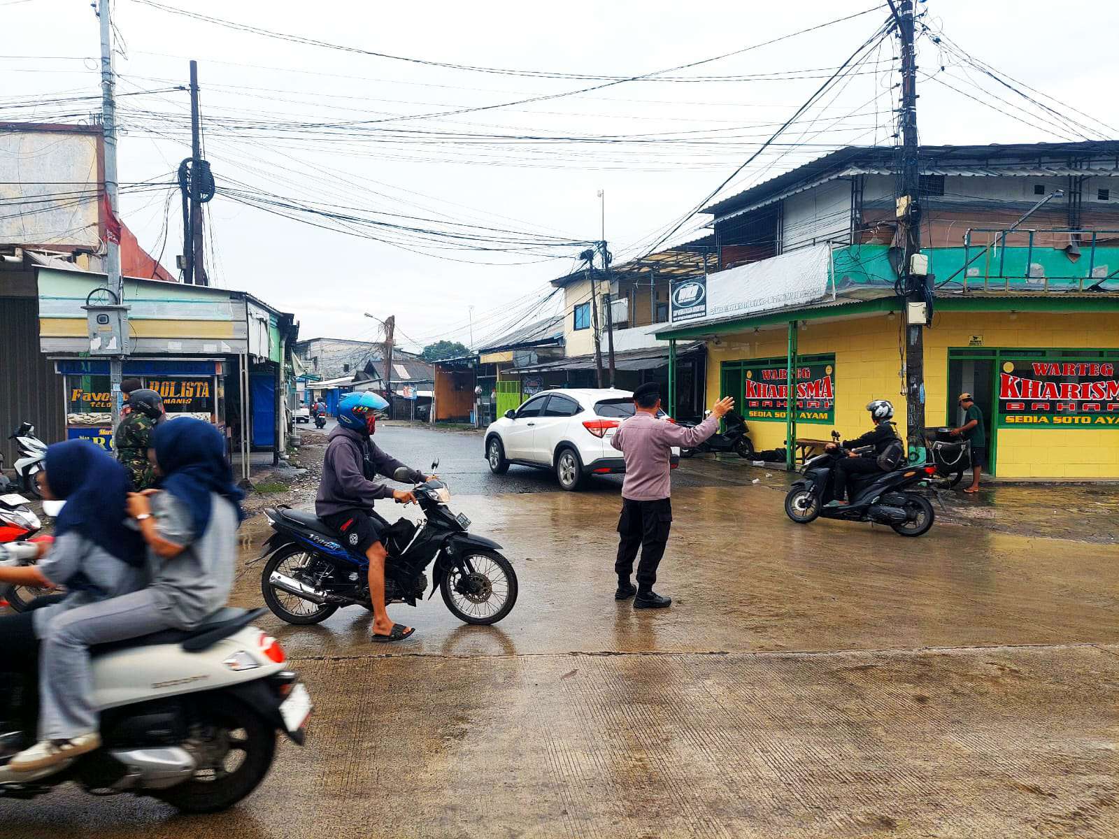 Polri Hadir Berbuat Bermanfaat, Polsek Cikarang Timur Laksanakan Yanmas Pagi dan Gatur Lalin di Sejumlah Titik Rawan