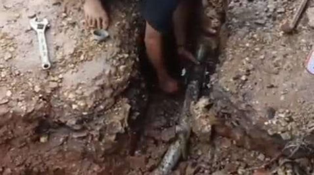 Wujudkan Pelayanan Prima, Tim Teknik Perumdam Way Sekampung Gerak Cepat Tangani Kebocoran Pipa di Pasar Banyumas