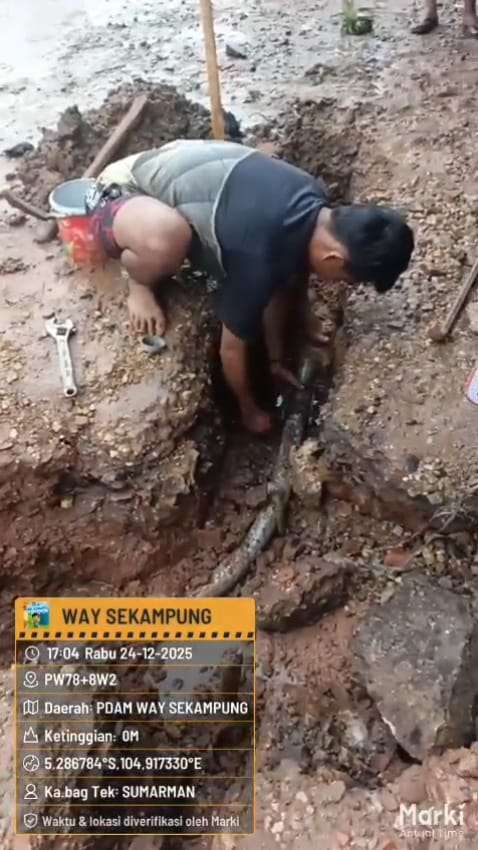 Wujudkan Pelayanan Prima, Tim Teknik Perumdam Way Sekampung Gerak Cepat Tangani Kebocoran Pipa di Pasar Banyumas
