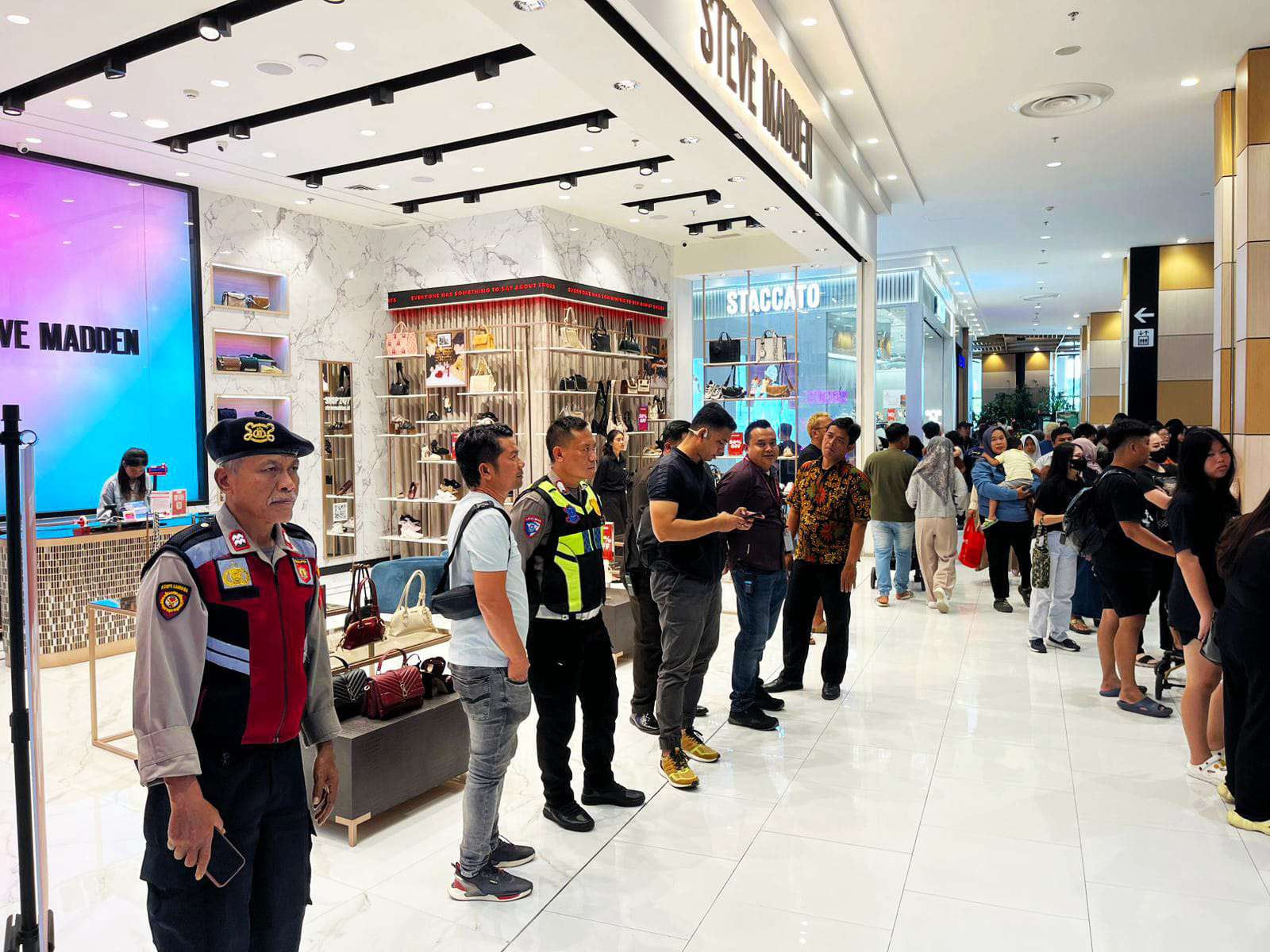 Polsek Cikarang Pusat Intensifkan Patroli di Aeon Mall Deltamas, Pastikan Keamanan Selama Libur Natal