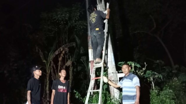Wujudkan Lingkungan Terang dan Aman, Kang Iding Bokir Inisiasif Pemasangan Lampu Jalan di Kampung Nanggewer