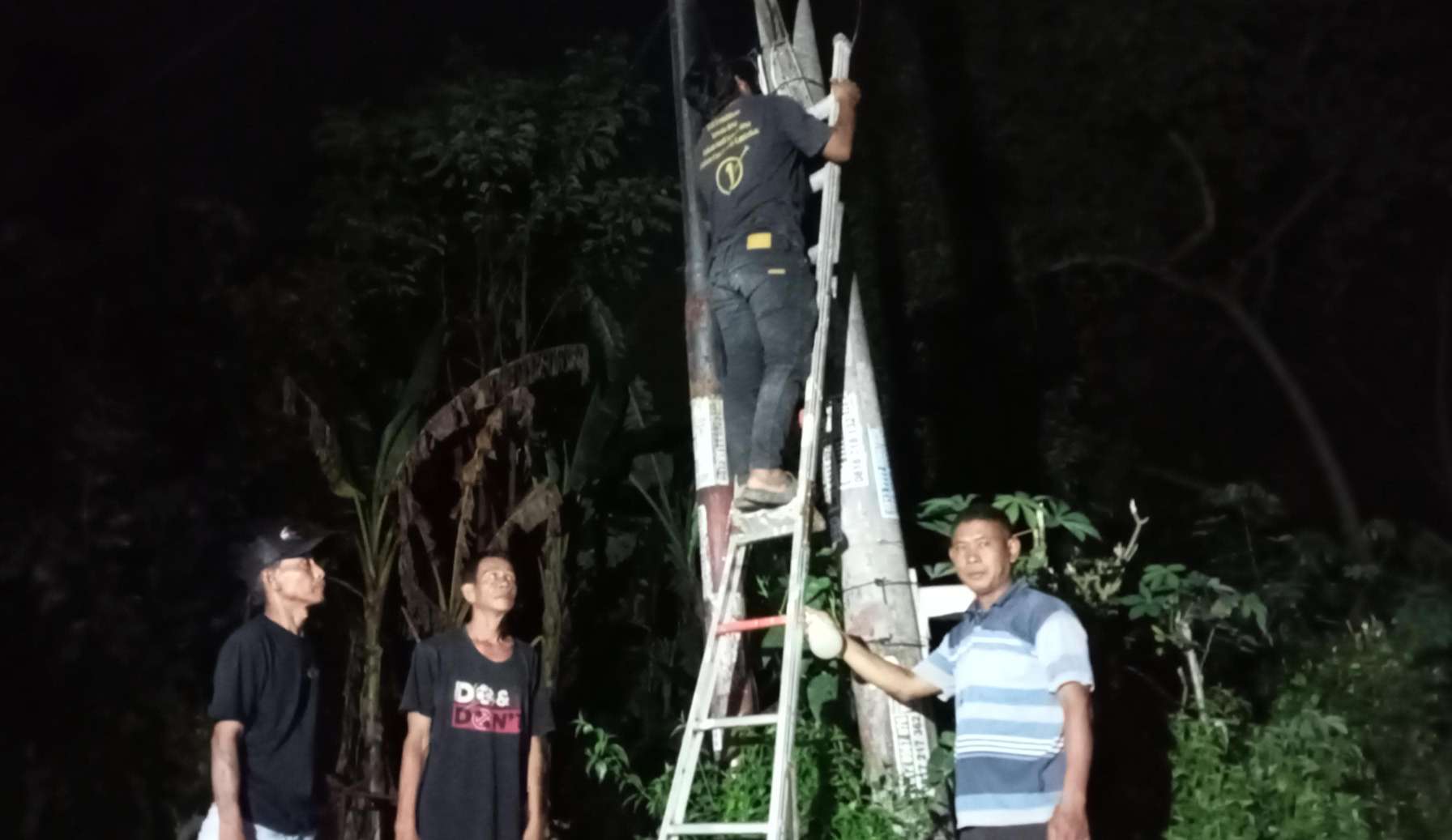 Wujudkan Lingkungan Terang dan Aman, Kang Iding Bokir Inisiasif Pemasangan Lampu Jalan di Kampung Nanggewer