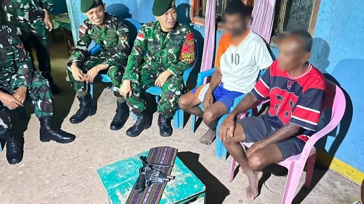 Satgas Pamtas Yonarhanud 2 Kostrad Terima Senjata Api dari Warga Perbatasan Secara Sukarela 2 FB IMG 1765265323583