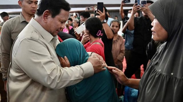 Terharu, Ribuan Warga Meneteskan Air Mata Saat Presiden RI Prabowo Tinjau Posko Pengungsian di GOR Pandan