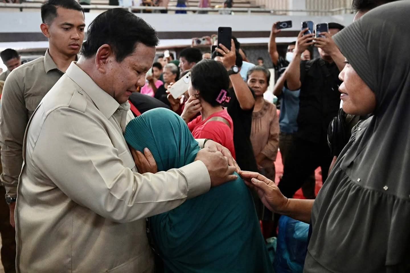 Terharu, Ribuan Warga Meneteskan Air Mata Saat Presiden RI Prabowo Tinjau Posko Pengungsian di GOR Pandan