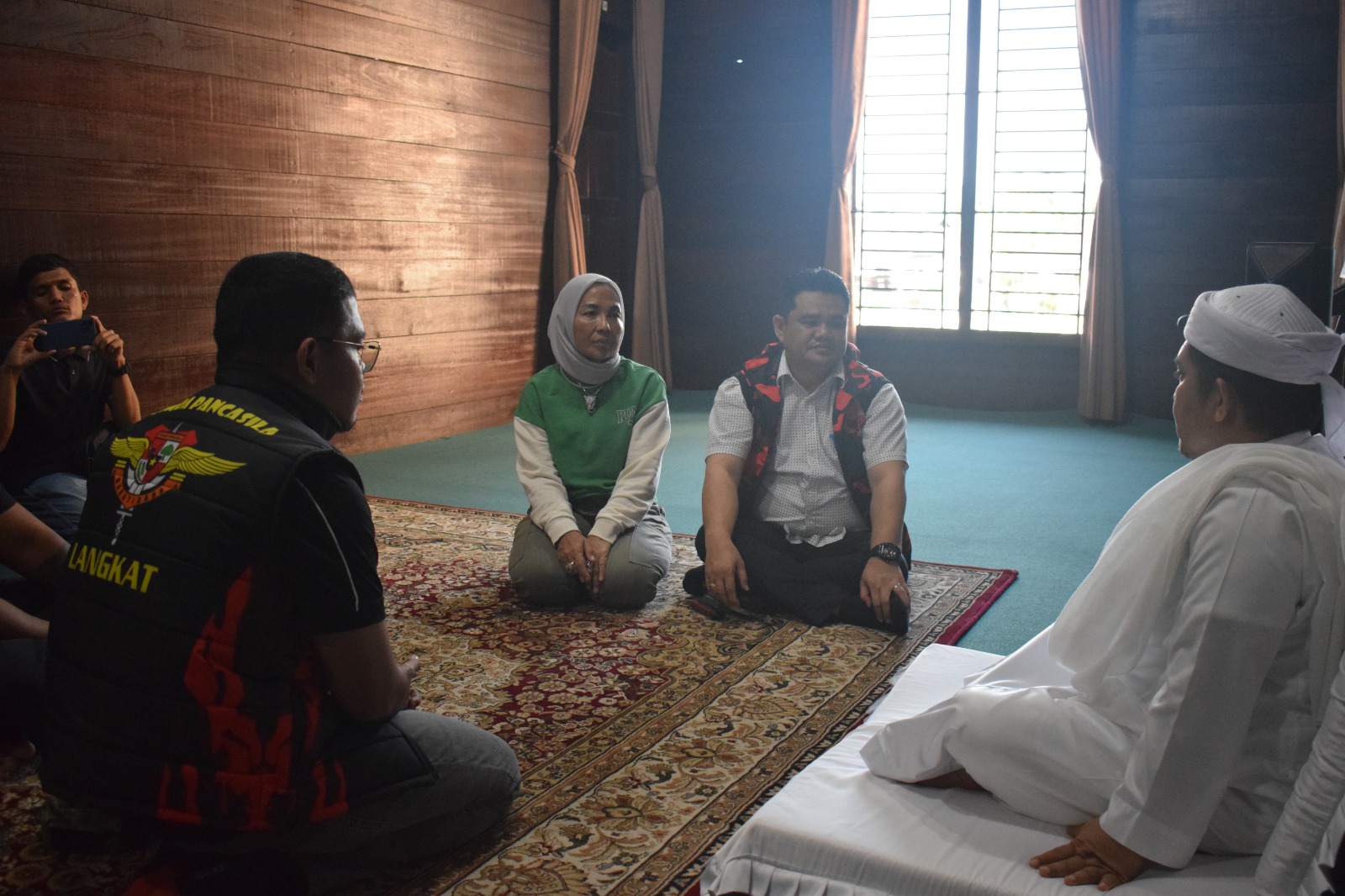 Ketua DPRD Langkat Sri Bana Serahkan Bantuan untuk Tuan Guru Babusalam dan Warga Terdampak Banjir