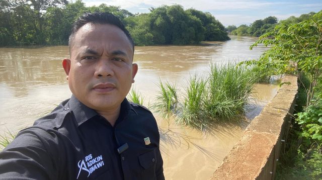 Sekcam Cikarang Timur H. Aris Sadikin Tinjau Kondisi Sungai Cibeet dan Kali Citarum