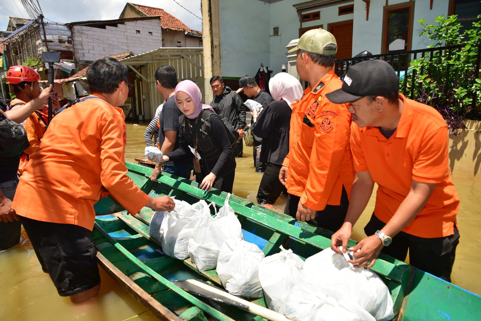 Pemdaprov Jabar Gerak Cepat Salurkan Bantuan bagi Warga Terdampak Banjir di Kabupaten Bandung
