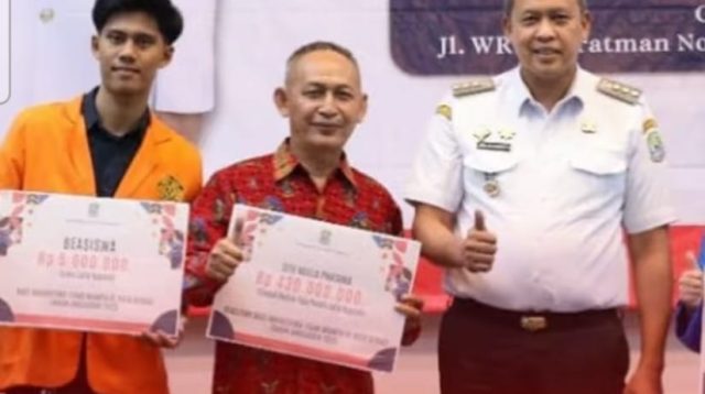 Perluas Akses Pendidikan Tinggi, Wali Kota Bekasi Serahkan Beasiswa untuk 1.470 Mahasiswa Kurang Mampu